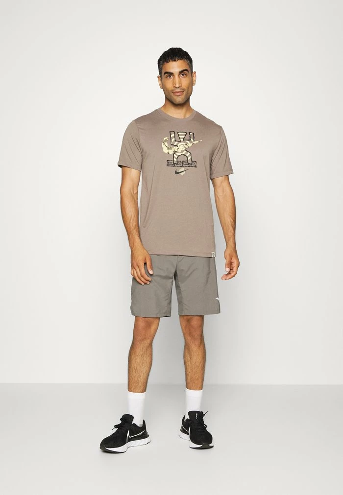 Nike Performance TEE - Sports T-shirt - Olive Grey 2 Nike Performance TEE - Sports T-shirt - Olive Grey - Image 2