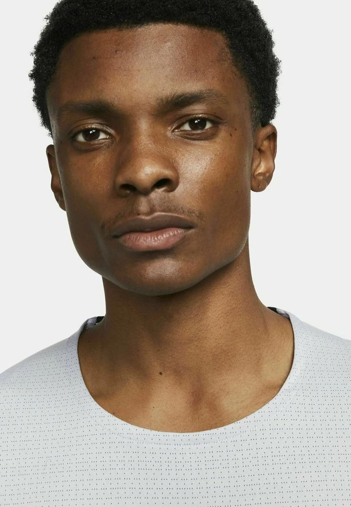 Nike Performance TRAIL RISE 365 - Sports T-shirt - Football Grey Ironstone 4 Nike Performance TRAIL RISE 365 - Sports T-shirt - Football Grey Ironstone - Image 4