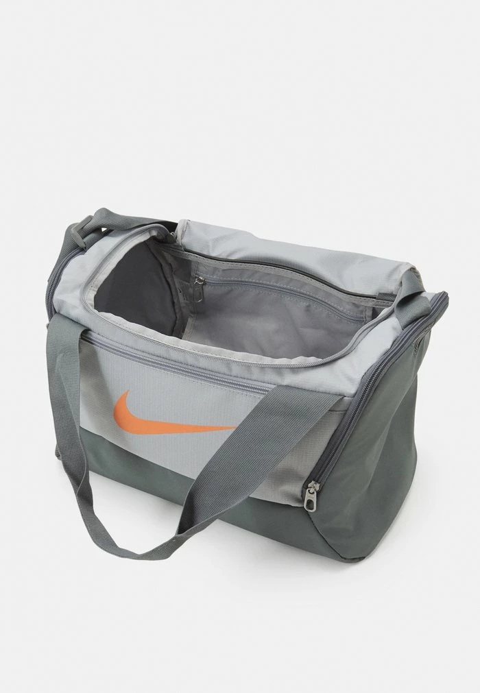 Nike Performance DUFF UNISEX - Sports Bag - Smoke Grey/smoke Grey/orange Trance 3 Nike Performance DUFF UNISEX - Sports Bag - Smoke Grey/smoke Grey/orange Trance - Image 3