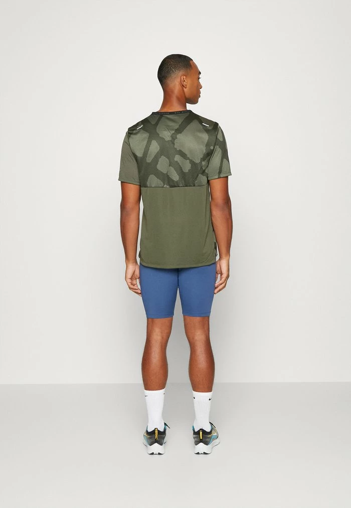 Nike Performance RUN RISE - Sports T-shirt - Cargo Khaki/silver 3 Nike Performance RUN RISE - Sports T-shirt - Cargo Khaki/silver - Image 3