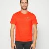 Nike Performance MILER - Sports T-shirt - Bright Crimson