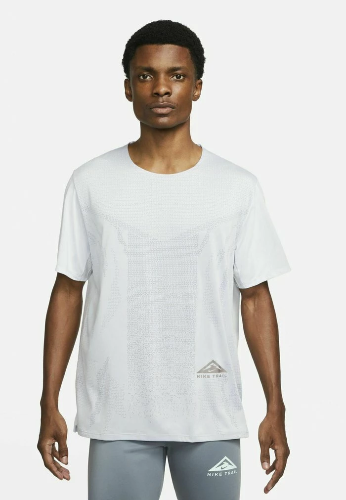 Nike Performance TRAIL RISE 365 - Sports T-shirt - Football Grey Ironstone 1 Nike Performance TRAIL RISE 365 - Sports T-shirt - Football Grey Ironstone