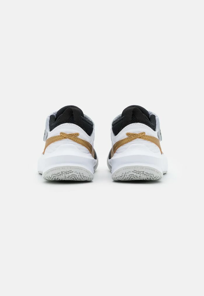 Nike Performance TEAM HUSTLE D 10 UNISEX - Basketball Shoes - Black/metallic Gold/white/photon Dust 3 Nike Performance TEAM HUSTLE D 10 UNISEX - Basketball Shoes - Black/metallic Gold/white/photon Dust - Image 3