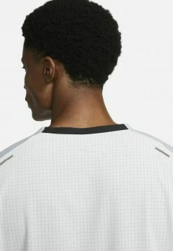 Nike Performance TRAIL RISE 365 - Sports T-shirt - Football Grey Ironstone 11 Nike Performance TRAIL RISE 365 - Sports T-shirt - Football Grey Ironstone -Nike Performance store 0e7e8326a5ac4b72bea985fbfe865b31