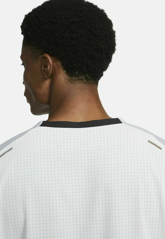 Nike Performance TRAIL RISE 365 - Sports T-shirt - Football Grey Ironstone 5 Nike Performance TRAIL RISE 365 - Sports T-shirt - Football Grey Ironstone - Image 5