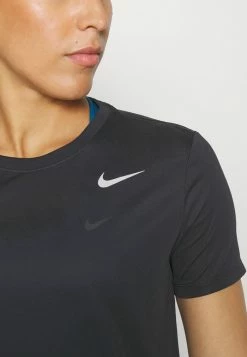 Nike Performance TEE - Sports T-shirt - Black/white -Nike Performance store 1054c613eca84de596848e1efd6f0964