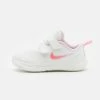 Nike Performance NIKE STAR RUNNER 3 SE GTV UNISEX - Neutral Running Shoes - White/pink