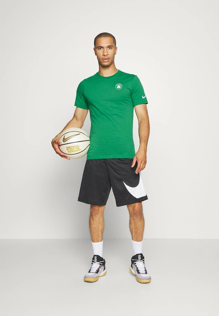 Nike Performance NBA BOSTON CELTICS ESSENTIAL LOGO TEE - Club Wear - Clover 2 Nike Performance NBA BOSTON CELTICS ESSENTIAL LOGO TEE - Club Wear - Clover - Image 2
