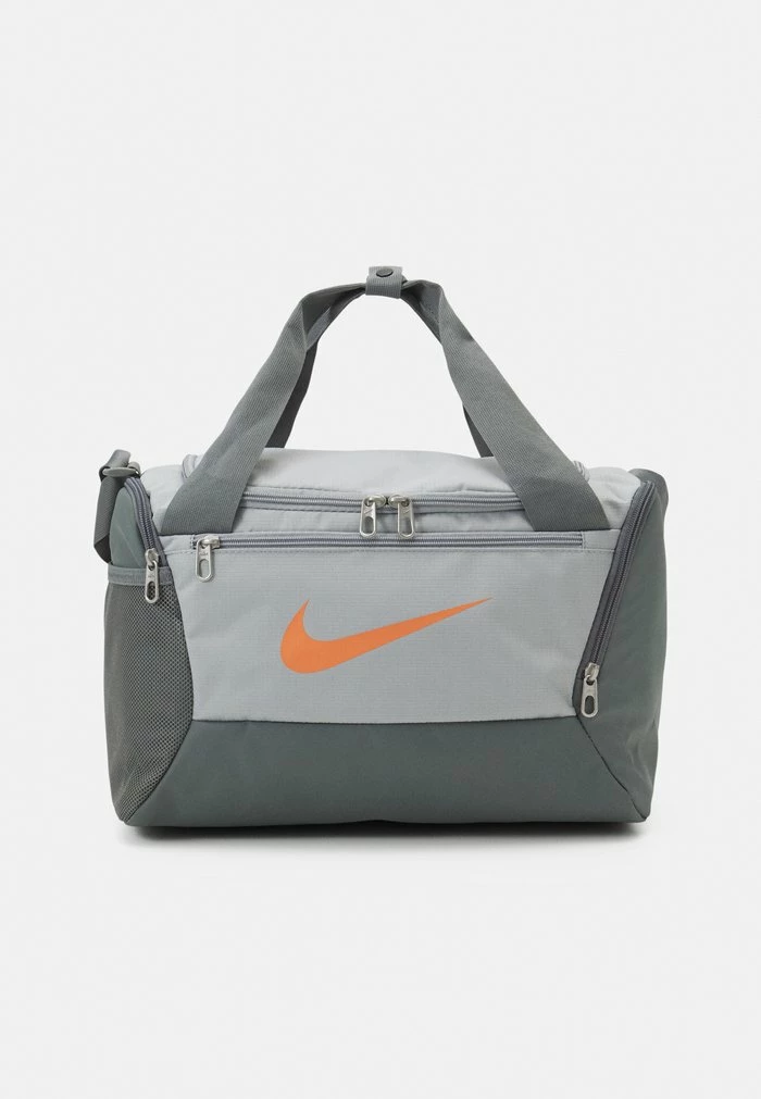 Nike Performance DUFF UNISEX - Sports Bag - Smoke Grey/smoke Grey/orange Trance 1 Nike Performance DUFF UNISEX - Sports Bag - Smoke Grey/smoke Grey/orange Trance