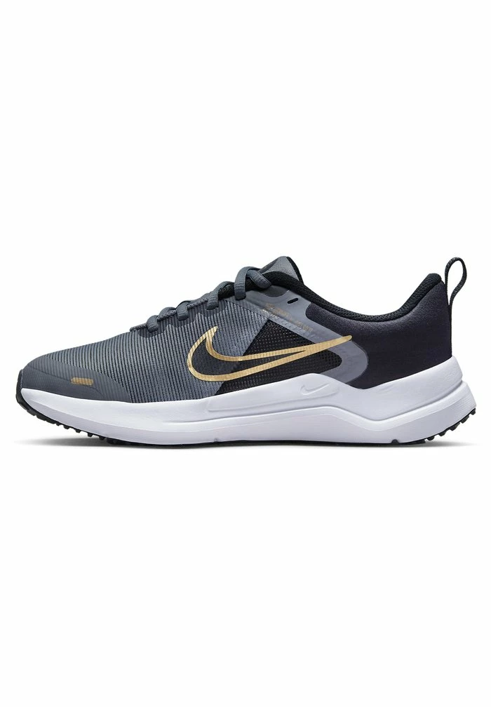 Nike Performance DOWNSHIFTER UNISEX - Neutral Running Shoes - Cool Grey/mtlc Gold-black-white 1 Nike Performance DOWNSHIFTER UNISEX - Neutral Running Shoes - Cool Grey/mtlc Gold-black-white