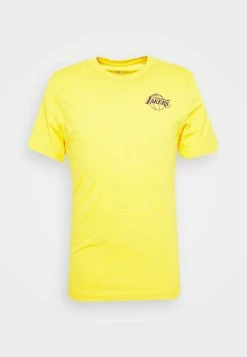 Nike Performance NBA LOS ANGELES LAKERS ESSENTIAL LOGO TEE - Club Wear - Amarillo -Nike Performance store 16acd7c6aa4c4c9d99853cf8594321a1