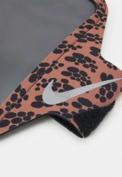 Nike Performance LEAN ARM BAND - Other Accessories - Mineral Clay/black/silver -Nike Performance store 17b60ab37b26402188066be6b5d0ffcb