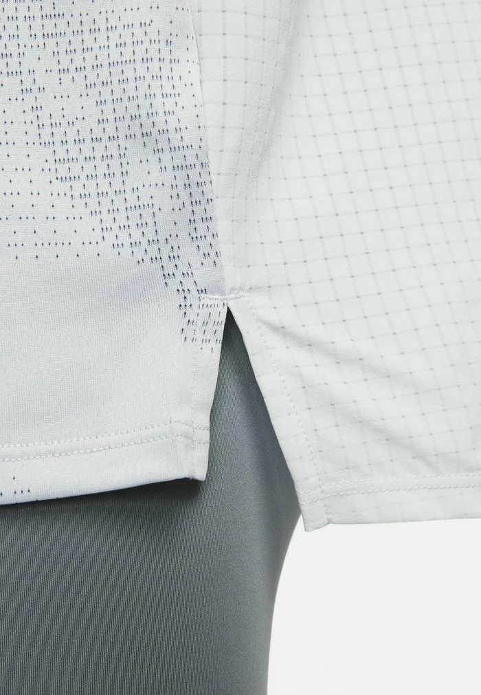 Nike Performance TRAIL RISE 365 - Sports T-shirt - Football Grey Ironstone 6 Nike Performance TRAIL RISE 365 - Sports T-shirt - Football Grey Ironstone - Image 6