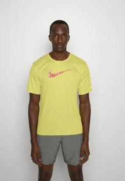 Nike Performance MILER - Sports T-shirt - Celery