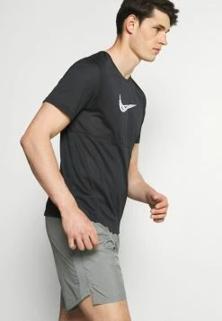 Nike Performance CHALLENGER SHORT - Sports Shorts - Smoke Grey -Nike Performance store 21804665a7e3434885c6b5f2053ddce2