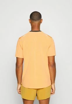 Nike Performance TRAIL RISE 365 - Sports T-shirt - Orange Trance/coconut Milk -Nike Performance store 218dfdd02d02412c90dd1ddb1728d133