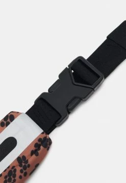 Nike Performance SLIM WAIST PACK 3.0 UNISEX - Bum Bag - Mineral Clay/black/silver -Nike Performance store 22531519100f4e9a973f6b5ea9079bde