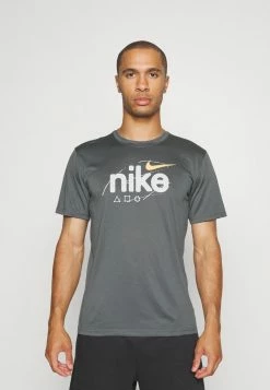Nike Performance TEE WILD CLASH - Sports T-shirt - Iron Grey