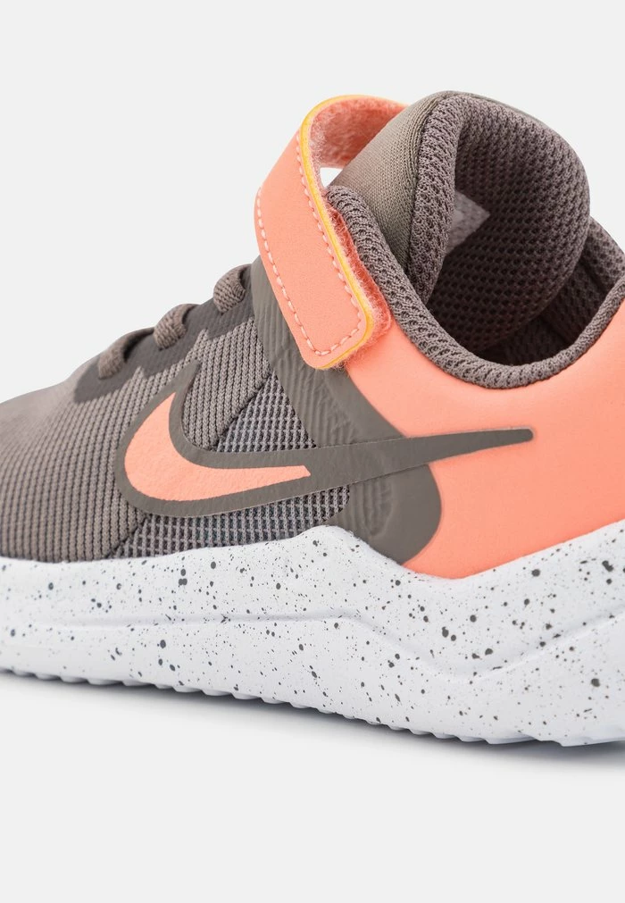 Nike Performance DOWNSHIFTER 12 UNISEX - Neutral Running Shoes - Worn Blue/crimson Bliss/cave Stone/white 6 Nike Performance DOWNSHIFTER 12 UNISEX - Neutral Running Shoes - Worn Blue/crimson Bliss/cave Stone/white - Image 6