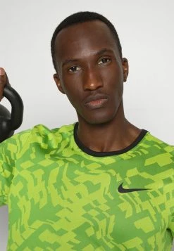 Nike Performance SUPERSET - Sports T-shirt - Chlorophyll/atomic Green/black -Nike Performance store 31f432bc4ad74de7836835fd79c4b415