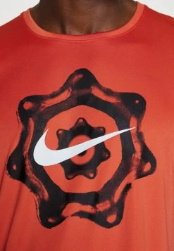 Nike Performance MILER - Sports T-shirt - Mantra Orange -Nike Performance store 35a3d46aa7984df6a67b53d6adff0707