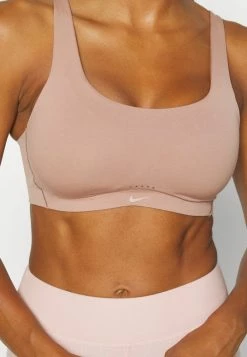 Nike Performance ALATE COVERAGE BRA - Light Support Sports Bra - Desert Dust/red Bark -Nike Performance store 3b3e99dd0ba74b838ea9235227a38c78