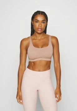 Nike Performance ALATE COVERAGE BRA - Light Support Sports Bra - Desert Dust/red Bark