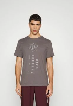 Nike Performance TEE RUN DIVISION - Print T-shirt - Cave Stone