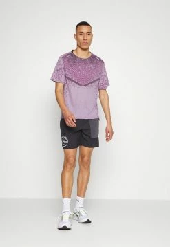 Nike Performance RUN - Sports T-shirt - Black/sangria/doll/reflective Silver -Nike Performance store 4179b094308a48e1a00b964fa2df3a65