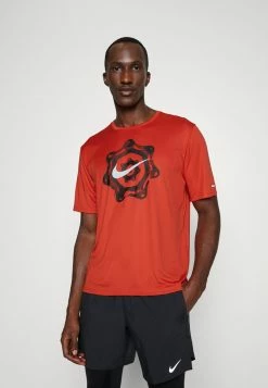 Nike Performance MILER - Sports T-shirt - Mantra Orange