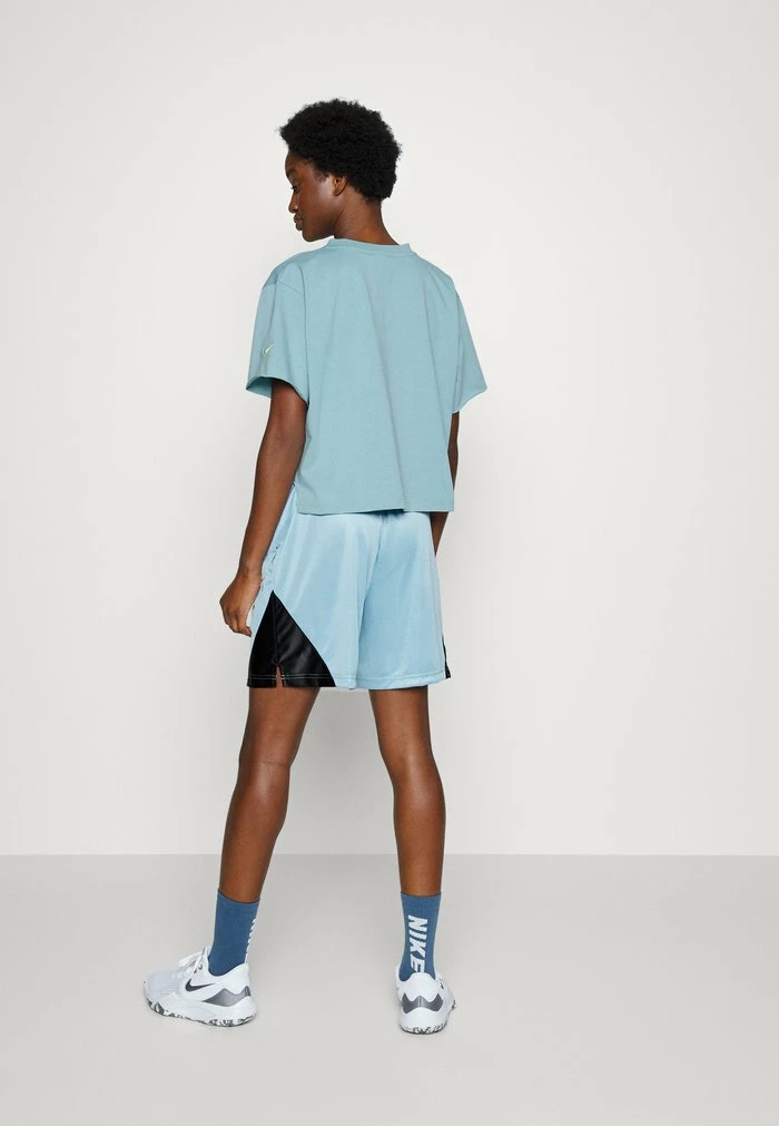 Nike Performance CUTOFF CREW - Print T-shirt - Worn Blue/atomic Green 3 Nike Performance CUTOFF CREW - Print T-shirt - Worn Blue/atomic Green - Image 3