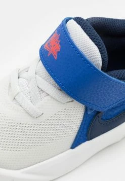 Nike Performance TEAM HUSTLE 10 UNISEX - Basketball Shoes - Summit White/midnight Navy/game Royal -Nike Performance store 4735b6d3456f4e58bd91c21caf4f61ad