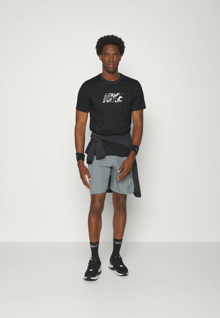 Nike Performance SLUB TEE - Print T-shirt - Black/smoke Grey 2 Nike Performance SLUB TEE - Print T-shirt - Black/smoke Grey - Image 2