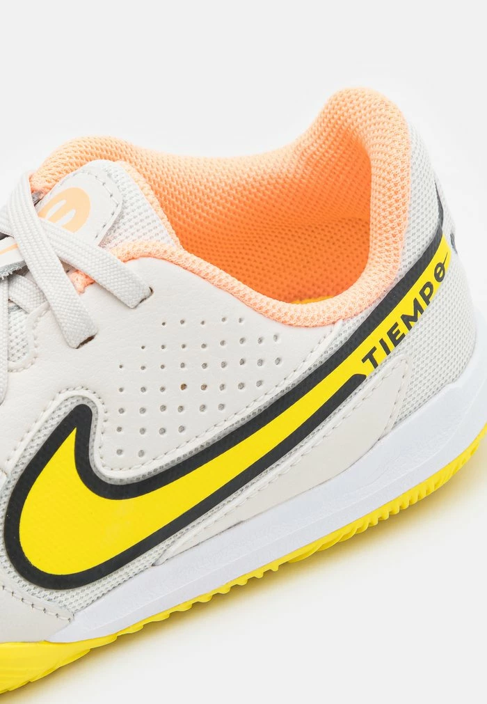 Nike Performance JR TIEMPO LEGEND 9 ACADEMY IC UNISEX - Indoor Football Boots - Phantom/sunset Glow/yellow Strike 6 Nike Performance JR TIEMPO LEGEND 9 ACADEMY IC UNISEX - Indoor Football Boots - Phantom/sunset Glow/yellow Strike - Image 6