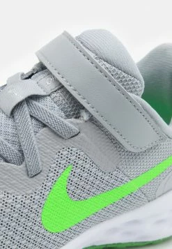 Nike Performance REVOLUTION 6 NN UNISEX - Neutral Running Shoes - Light Smoke Grey/green Strike/dark Smoke Grey/chrome 11 Nike Performance REVOLUTION 6 NN UNISEX - Neutral Running Shoes - Light Smoke Grey/green Strike/dark Smoke Grey/chrome -Nike Performance store 53238166801445ff845ed85d7a7a8fd7