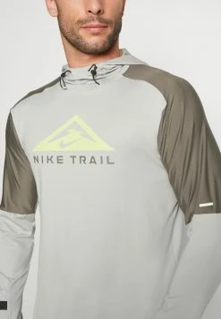 Nike Performance TRAIL HOODIE - Long Sleeved Top - Light Iron Ore/olive Grey/volt -Nike Performance store 5cf218f750cb4830bd264402766257ae