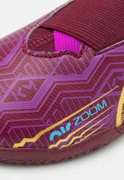 Nike Performance JR MERCURIAL ZOOM VAPOR 15 ACADEMY KYLIAN MBAPPE IC UNISEX - Indoor Football Boots - Dark Beetroot/metallic Vivid Gold -Nike Performance store 5e3fb910300945e4b0bcd7b20c61b9cd