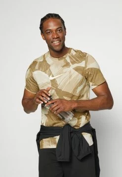 Nike Performance TEE CAMO - Print T-shirt - Hazel Rush -Nike Performance store 5e5b002239de4c54af4e8e41daee4c9d