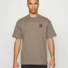 Nike Performance TEE SUSTAINABLE - Print T-shirt - Olive Grey