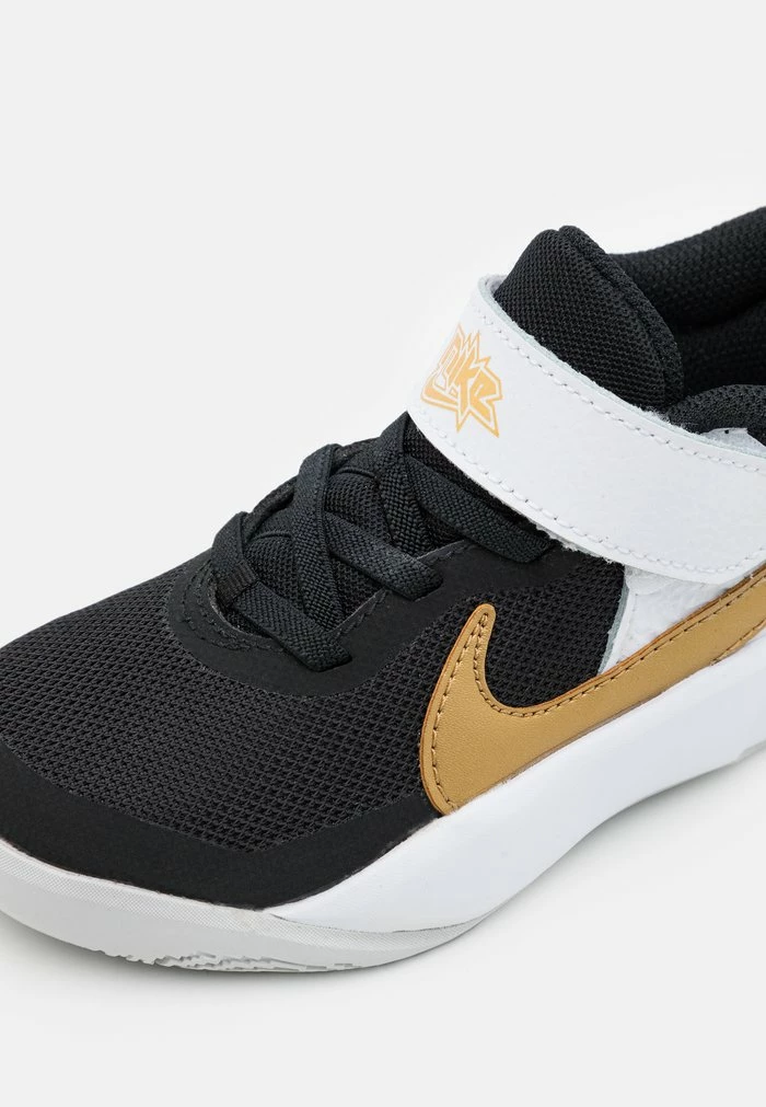 Nike Performance TEAM HUSTLE D 10 UNISEX - Basketball Shoes - Black/metallic Gold/white/photon Dust 6 Nike Performance TEAM HUSTLE D 10 UNISEX - Basketball Shoes - Black/metallic Gold/white/photon Dust - Image 6
