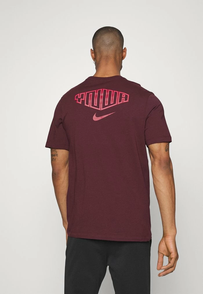 Nike Performance LIVERPOOL FC VOICE TEE - Print T-shirt - Burgundy Crush 3 Nike Performance LIVERPOOL FC VOICE TEE - Print T-shirt - Burgundy Crush - Image 3