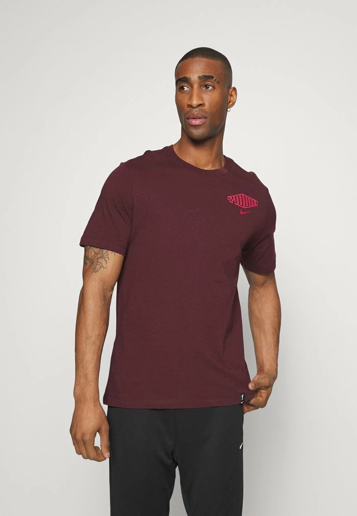 Nike Performance LIVERPOOL FC VOICE TEE - Print T-shirt - Burgundy Crush 1 Nike Performance LIVERPOOL FC VOICE TEE - Print T-shirt - Burgundy Crush