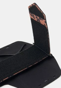 Nike Performance LEAN ARM BAND - Other Accessories - Mineral Clay/black/silver -Nike Performance store 69804241699a4187b304766258cf9d86