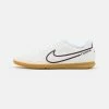 Nike Performance TIEMPO LEGEND 9 CLUB IC - Indoor Football Boots - Sail/dark Beetroot/light Brown