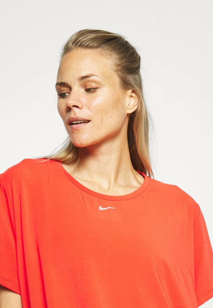 Nike Performance W NK ONE LUXE DF SS STD - Basic T-shirt - Chile Red 5 Nike Performance W NK ONE LUXE DF SS STD - Basic T-shirt - Chile Red - Image 5