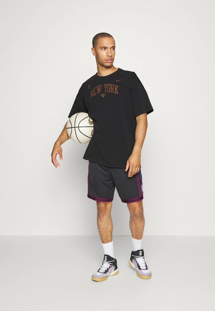 Nike Performance NBA NEW YORK KNICKS MAX TEE - Club Wear - Black 2 Nike Performance NBA NEW YORK KNICKS MAX TEE - Club Wear - Black - Image 2