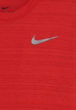 Nike Performance B NK DF SS MILER TOP UNISEX - Sports T-shirt - University Red -Nike Performance store 7191b17f276c4062a9898f082c9e91f9