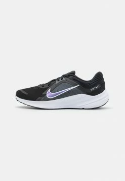 Nike Performance WMNS QUEST 5 - Neutral Running Shoes - Black/white/iron Grey/dark Smoke Grey