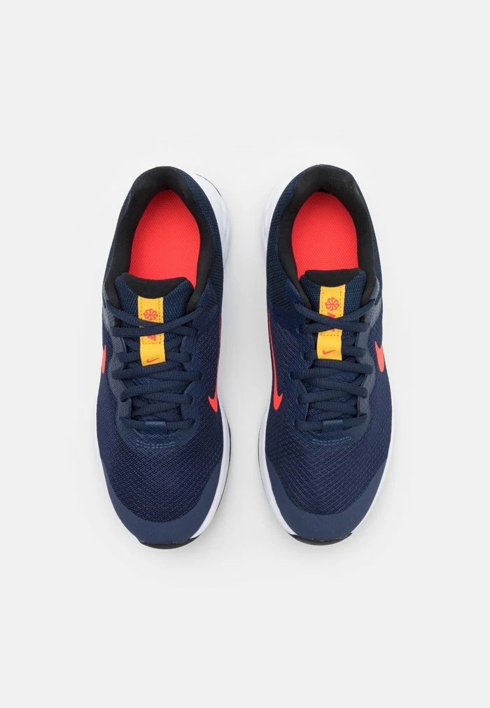 Nike Performance REVOLUTION 6 UNISEX - Neutral Running Shoes - Midnight Navy/bright Crimson/black/yellow Ochre 4 Nike Performance REVOLUTION 6 UNISEX - Neutral Running Shoes - Midnight Navy/bright Crimson/black/yellow Ochre - Image 4