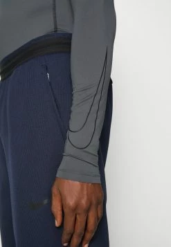 Nike Performance TIGHT MOCK - Long Sleeved Top - Iron Grey/black 9 Nike Performance TIGHT MOCK - Long Sleeved Top - Iron Grey/black -Nike Performance store 766d67c5c58843fb8efa61a64fc0c43d